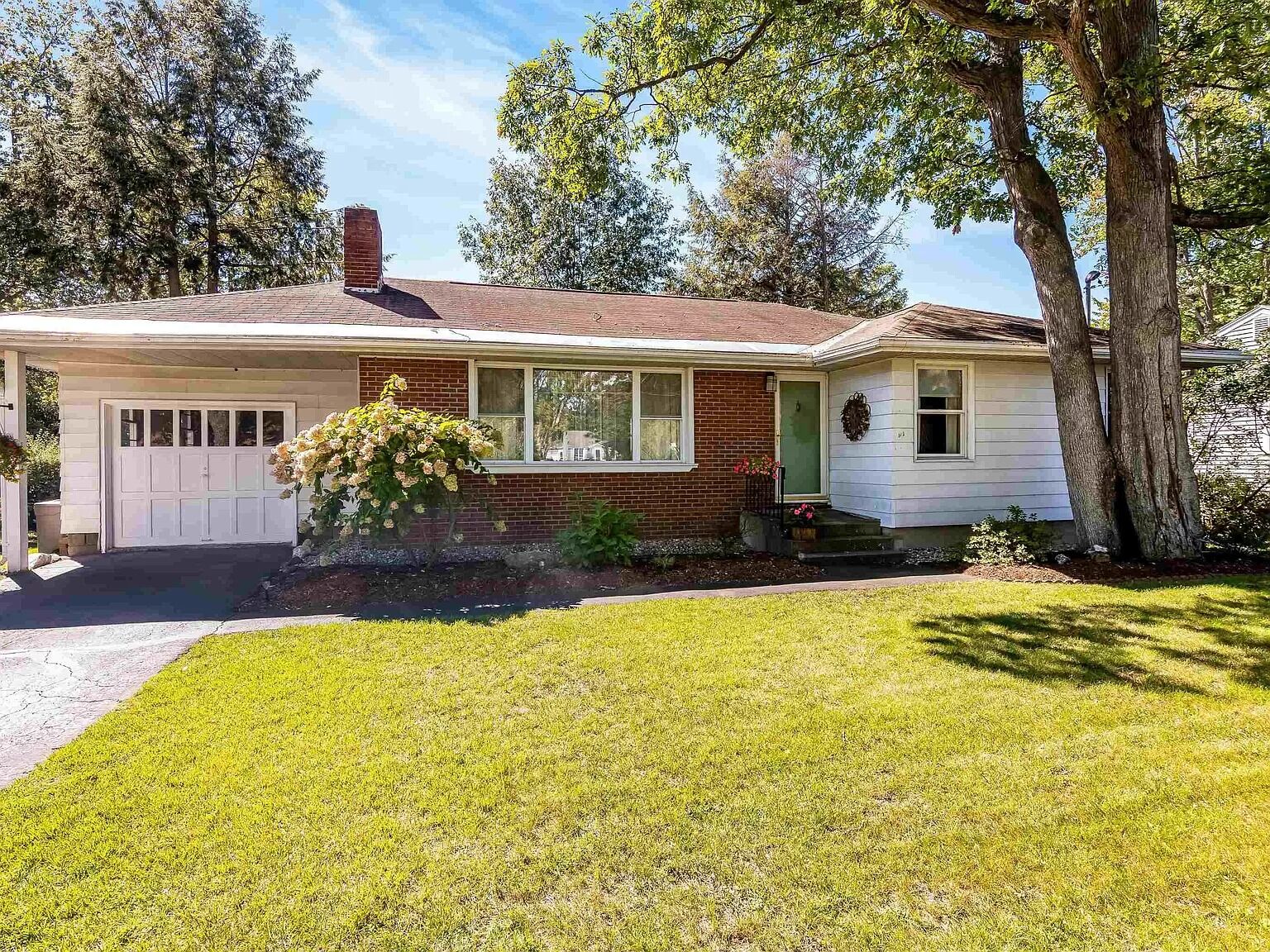 12 Iroquois Ave, Essex Jct, VT